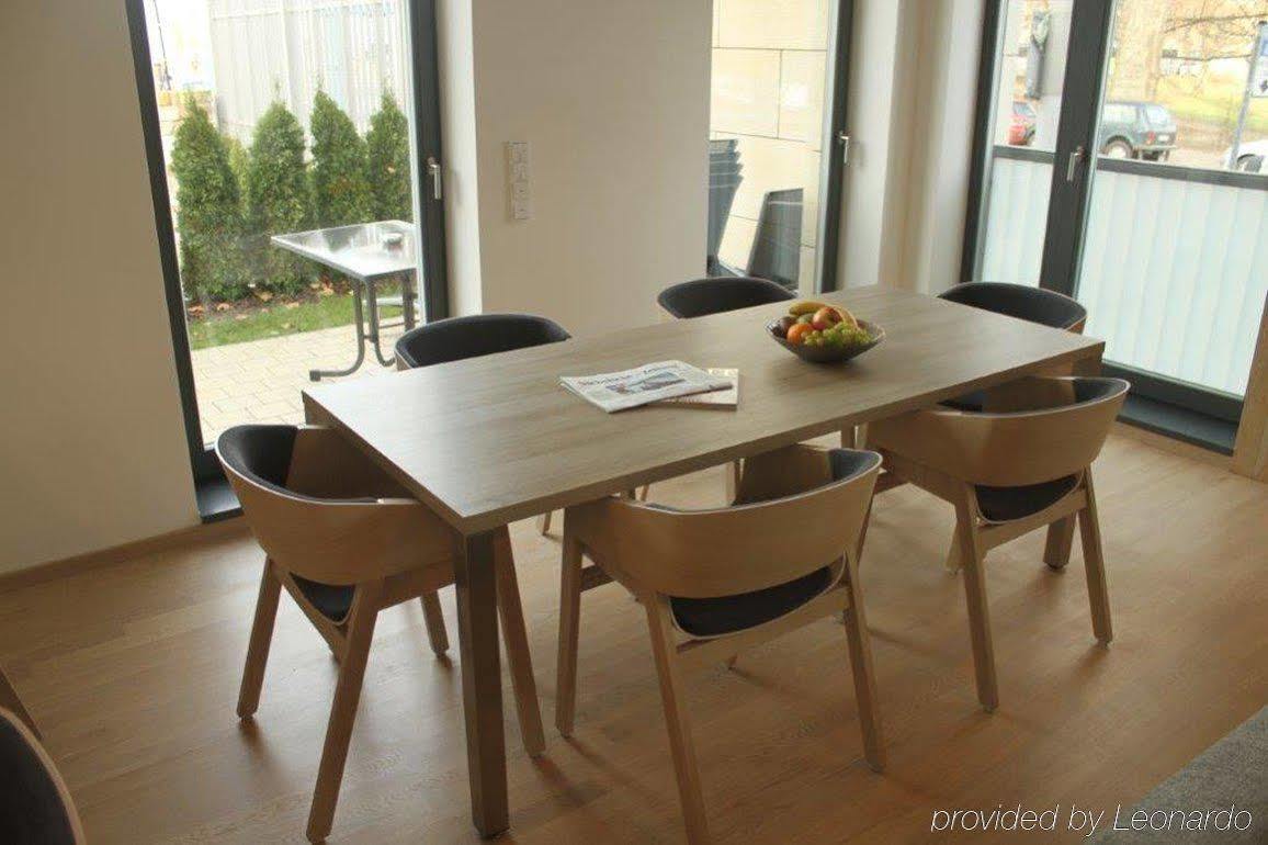 Residenz Am Zwinger Aparthotel Dresda Exterior foto A dining room table and chairs
